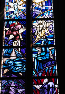 845701 Afbeelding van een detail van een glas-in-lood raam in het koor van de Nederlands Hervormde Kerk (Kerkstraat 5) ...